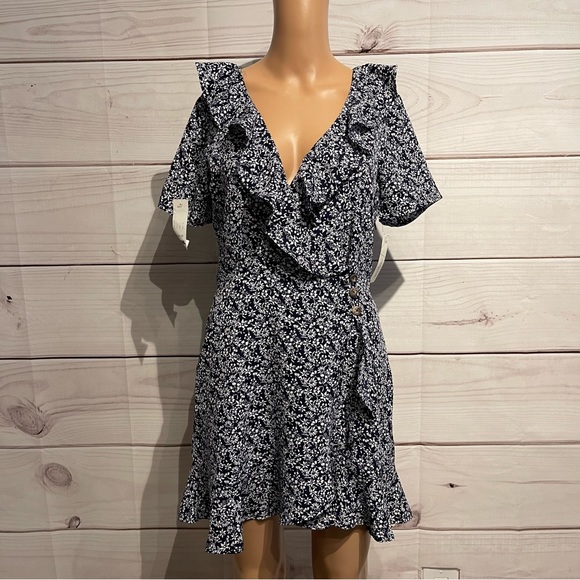 Speechless Dresses & Skirts - 📦 Speechless faux wrap dress